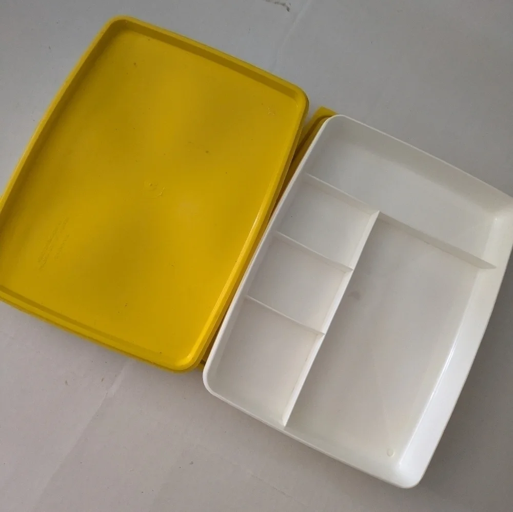 RARE Tupperware Divided Lunch Trays with lid. Set of 2, yellow and white.